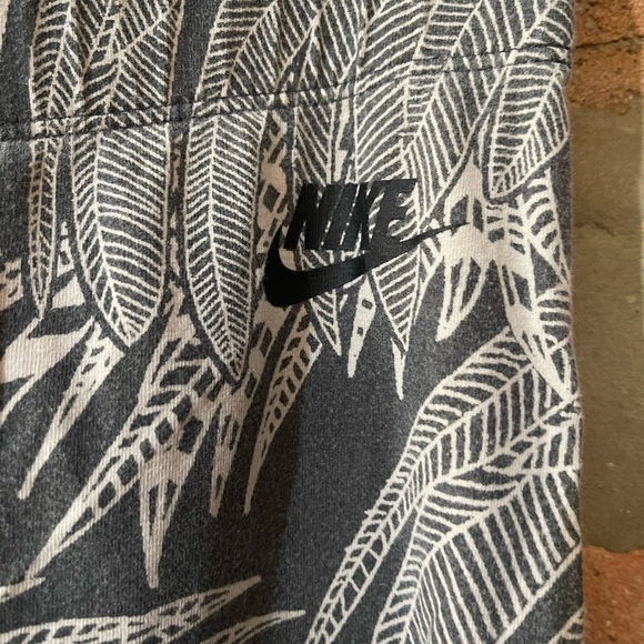 Nike Pants - Nike Capri length workout leggings.